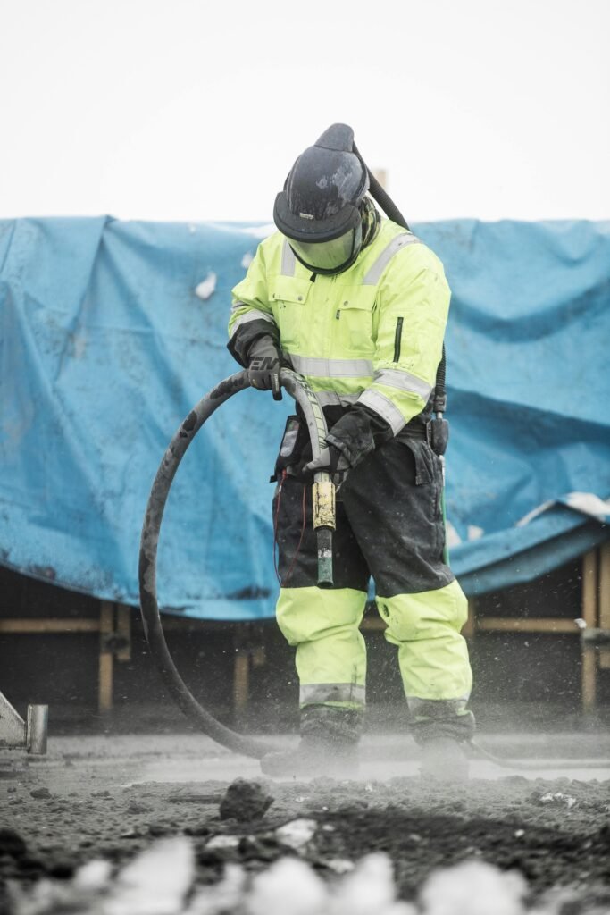 📌 Profissões que mais contratam no Brasil atualmente (guia atualizado para quem busca emprego) Construction worker operating heavy machinery at a building site, ensuring safety and precision.
