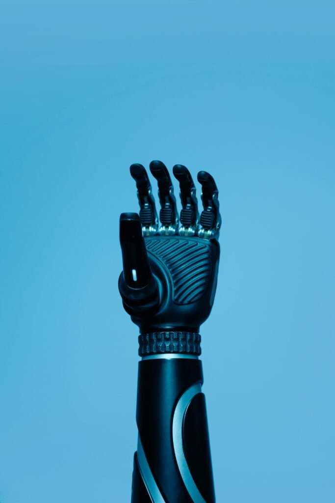Empregos que Podem Deixar de Existir com a IA e Como se Proteger A high-tech robotic prosthetic arm reaching upwards on a blue background, symbolizing innovation in biotechnology.