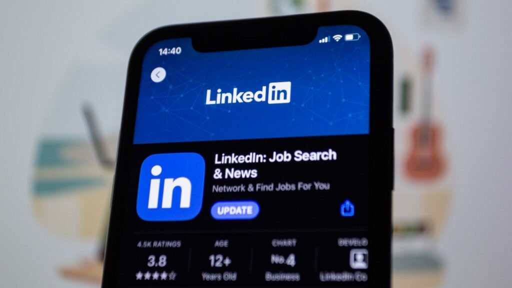 Como Conseguir Emprego pelo LinkedIn: 15 Estratégias que Funcionam em 2026 Close-up image of the LinkedIn app update screen on a smartphone display.