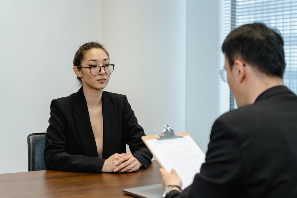Como Responder “Qual é Sua Pretensão Salarial?” na Entrevista Business interview scene with professionals in office setting.